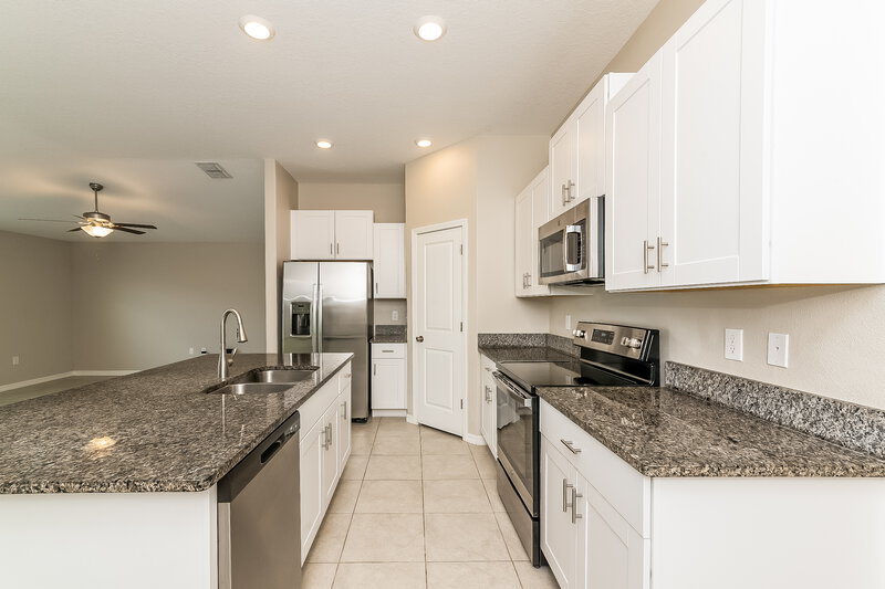 1,975/Mo, 15306 Miller Creek Dr Sun City Center, FL 33573 Kitchen View 2