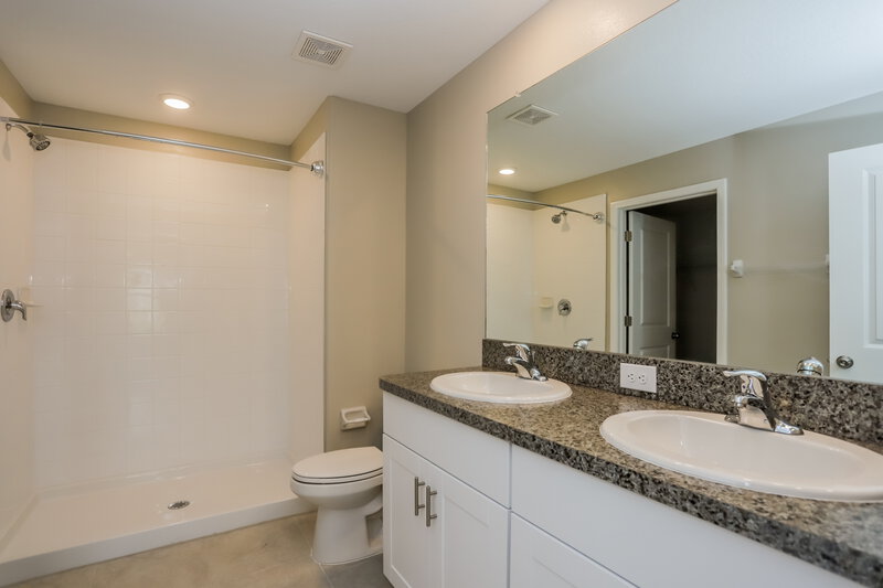 2,100/Mo, 15306 Miller Creek Dr Sun City Center, FL 33573 Main Bathroom View