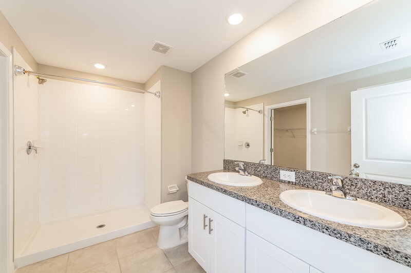 1,975/Mo, 15306 Miller Creek Dr Sun City Center, FL 33573 Main Bathroom View