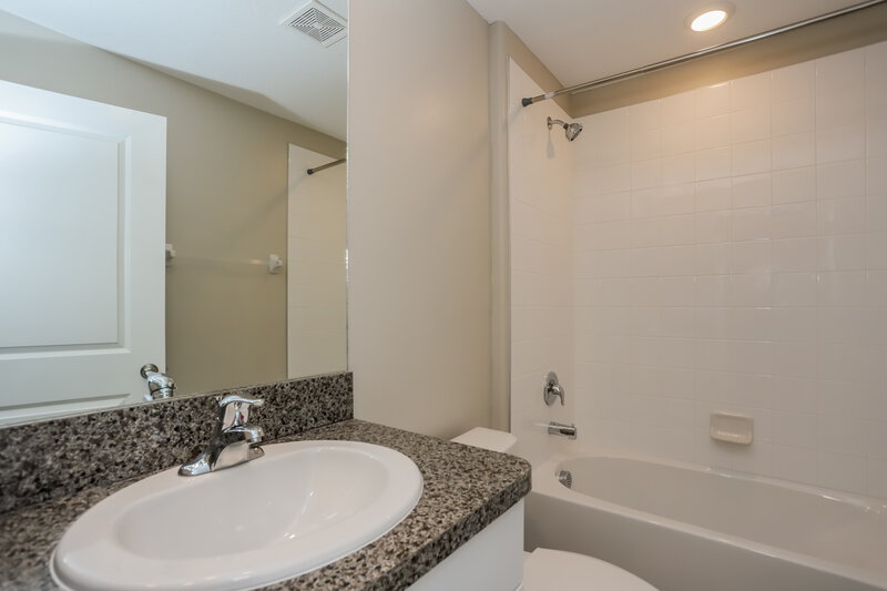 2,100/Mo, 15306 Miller Creek Dr Sun City Center, FL 33573 Bathroom View