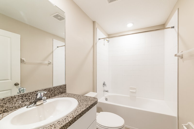 1,975/Mo, 15306 Miller Creek Dr Sun City Center, FL 33573 Bathroom View
