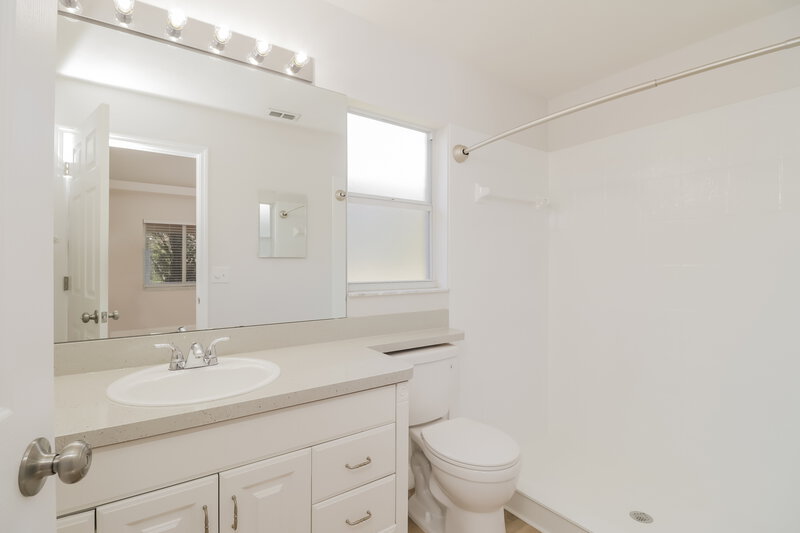 1,850/Mo, 7814 Chadwick Dr New Port Richey, FL 34654 Main Bathroom View