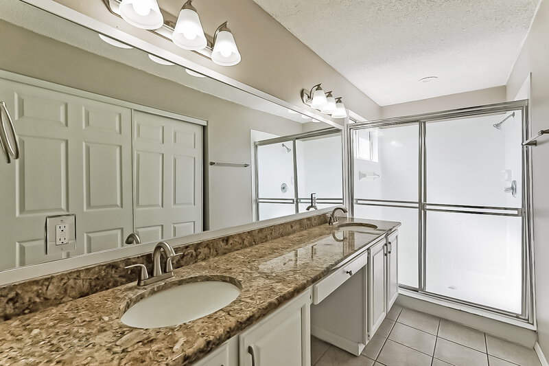 2,660/Mo, 14909 Barby Ave Tampa, FL 33625 Main Bathroom View