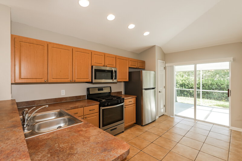 4,635/Mo, 5825 Wrenwater Dr Lithia, FL 33547 Kitchen View 2