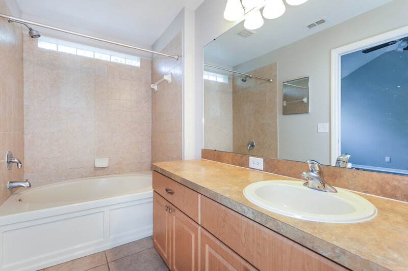 4,635/Mo, 5825 Wrenwater Dr Lithia, FL 33547 Main Bathroom View