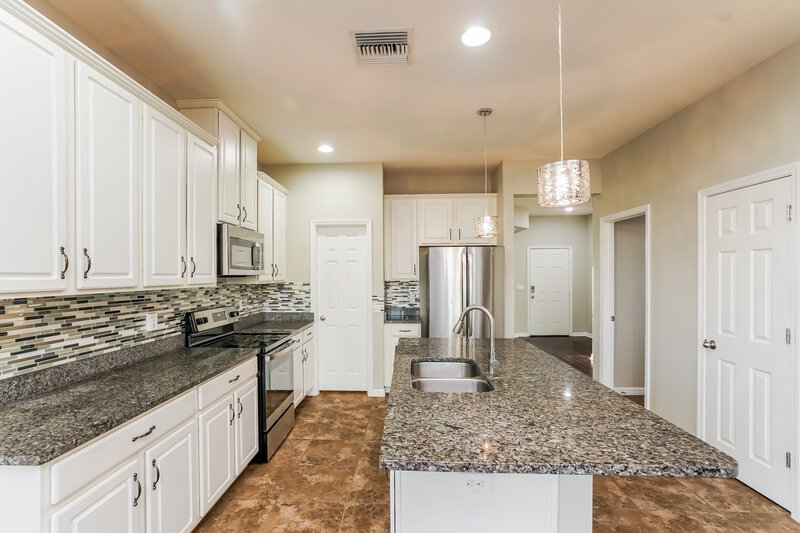 4,360/Mo, 10141 Celtic Ash Dr Ruskin, FL 33573 Kitchen View 3