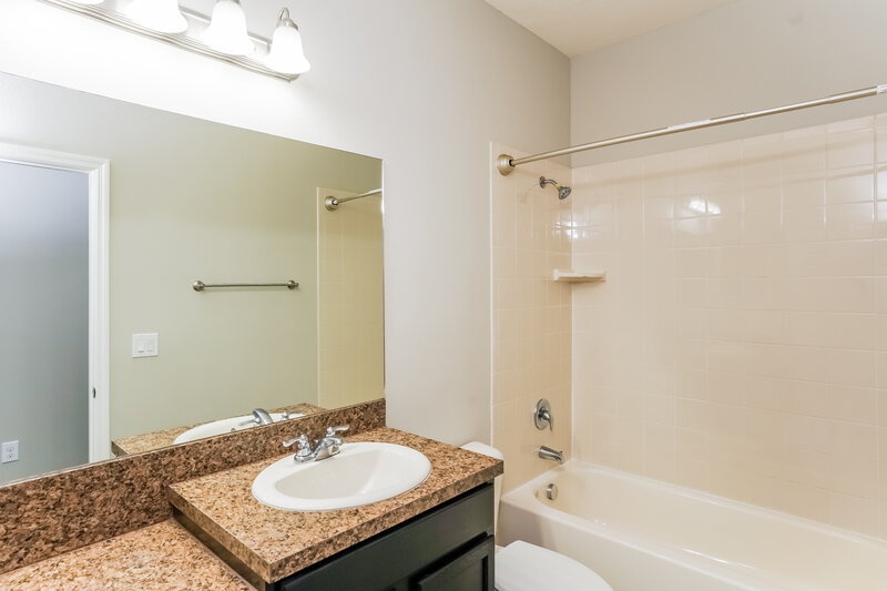 4,360/Mo, 10141 Celtic Ash Dr Ruskin, FL 33573 Bathroom View