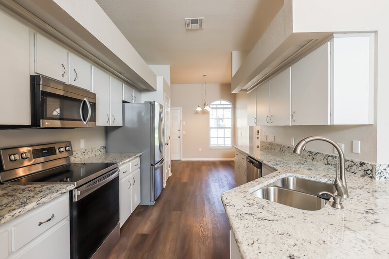 3,550/Mo, 7607 Canterbury Cir Lakeland, FL 33810 Kitchen View 2