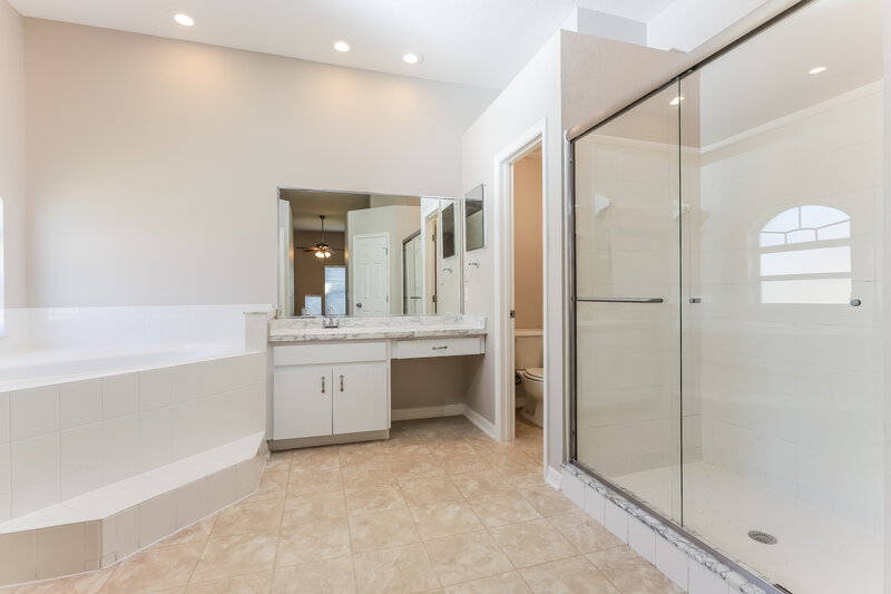 3,550/Mo, 7607 Canterbury Cir Lakeland, FL 33810 Main Bathroom View