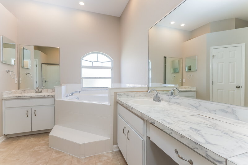 3,550/Mo, 7607 Canterbury Cir Lakeland, FL 33810 Main Bathroom View 2