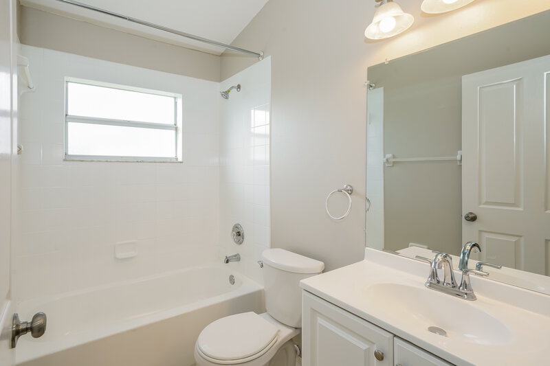 4,060/Mo, 7719 Bristol Park Dr Apollo Beach, FL 33572 Bathroom View