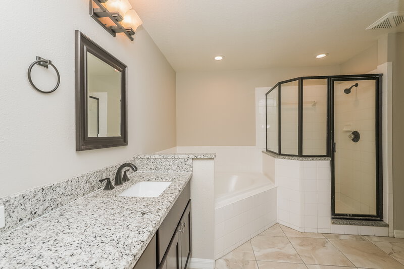 2,595/Mo, 7604 Wiltshire Park Pl Apollo Beach, FL 33572 Main Bathroom View