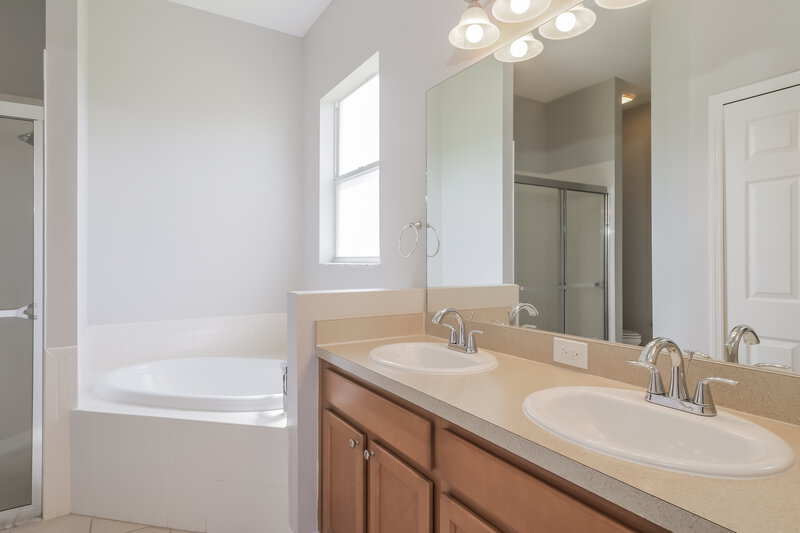 1,815/Mo, 2371 Cross Tee Ct Brooksville, FL 34604 Main Bathroom View