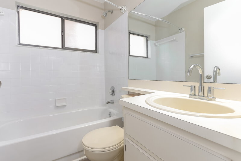 1,980/Mo, 1372 Bramblewood Dr Lakeland, FL 33811 Main Bathroom View