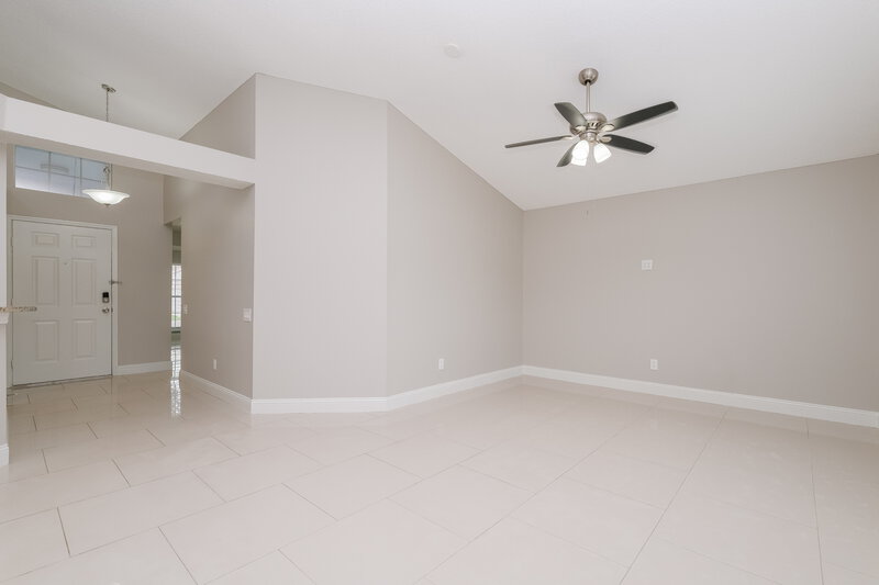 2,950/Mo, 9017 Sheldon Chase Dr Tampa, FL 33635 Living Room View 2