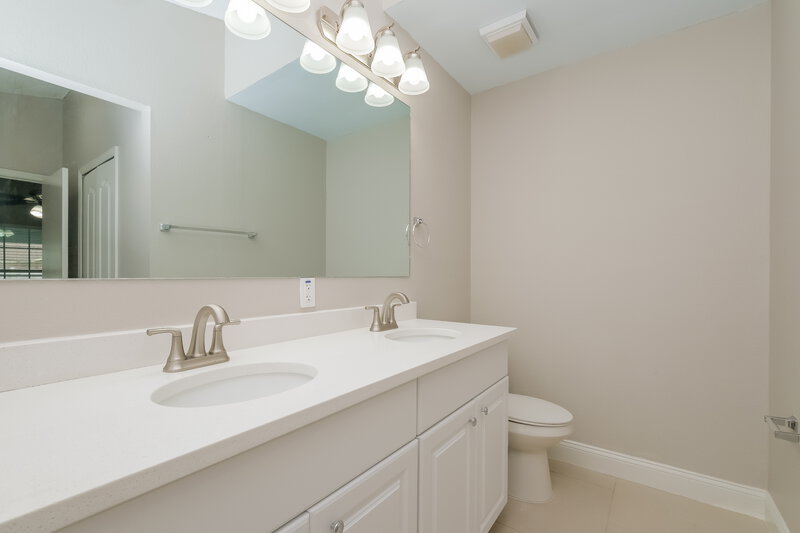 2,950/Mo, 9017 Sheldon Chase Dr Tampa, FL 33635 Main Bathroom View