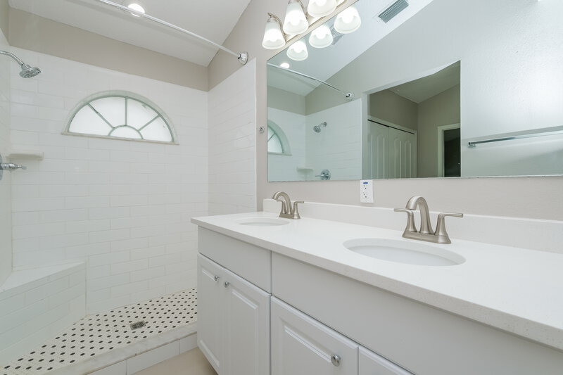 2,950/Mo, 9017 Sheldon Chase Dr Tampa, FL 33635 Main Bathroom View 2