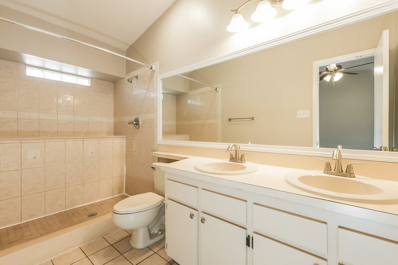 1,905/Mo, 1621 Coppersmith Ct Lutz, FL 33559 Main Bathroom View