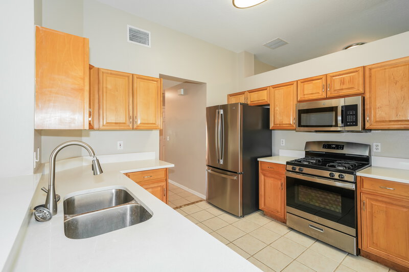 2,540/Mo, 29551 Morwen Pl Zephyrhills, FL 33543 Kitchen View 2