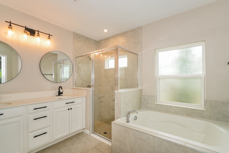 2,220/Mo, 18588 Hunters Meadow Walk Land O Lakes, FL 34638 Main Bathroom View