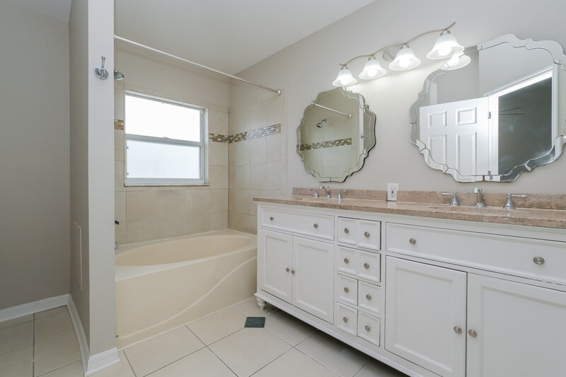 4,400/Mo, 526 Greg St Valrico, FL 33594 Main Bathroom View