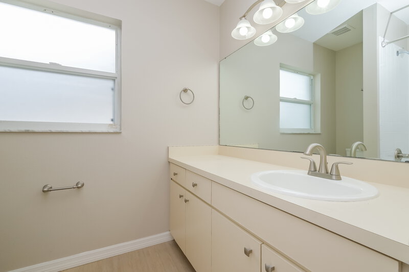 4,400/Mo, 526 Greg St Valrico, FL 33594 Bathroom View
