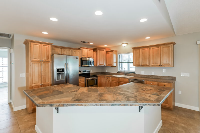 2,370/Mo, 5432 Houston Dr Lakeland, FL 33809 Kitchen View