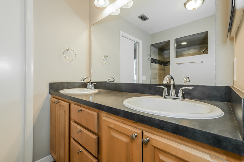 2,370/Mo, 5432 Houston Dr Lakeland, FL 33809 Main Bathroom View