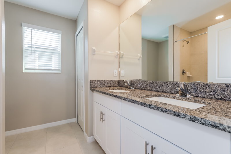 2,465/Mo, 7204 Spring Snowflake Avenue Tampa, FL 33619 Main Bathroom View