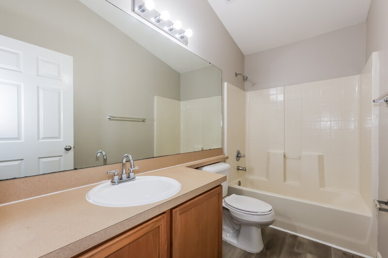 2,150/Mo, 10615 Navigation Dr Riverview, FL 33579 Main Bathroom View 2
