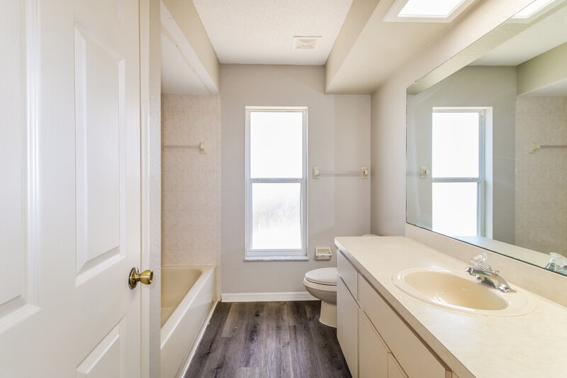1,725/Mo, 3352 Bluestone Ave Spring Hill, FL 34609 Bathroom View