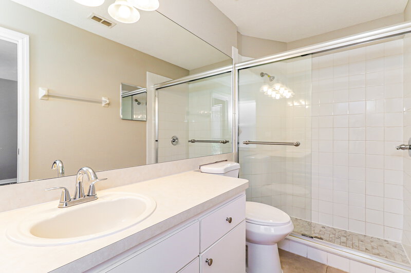 1,935/Mo, 7918 Barclay Rd New Port Richey, FL 34654 Main Bathroom View