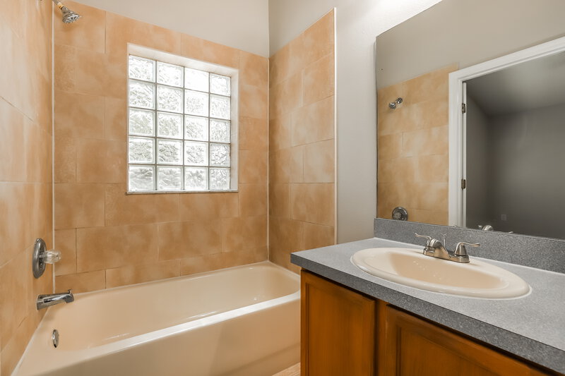 1,970/Mo, 11722 Mango Cross Ct Seffner, FL 33584 Main Bathroom View
