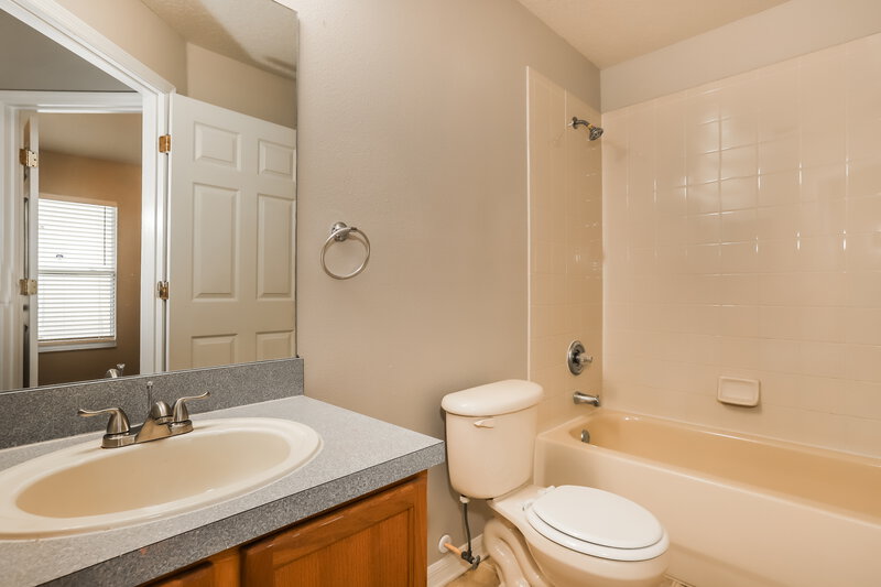 1,970/Mo, 11722 Mango Cross Ct Seffner, FL 33584 Bathroom View