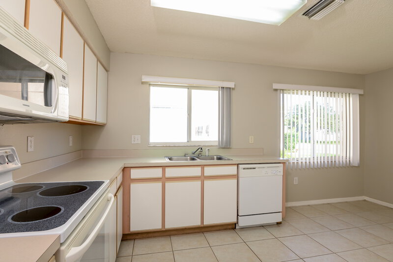 2,370/Mo, 1305 Sweet Gum Dr Brandon, FL 33511 Kitchen View
