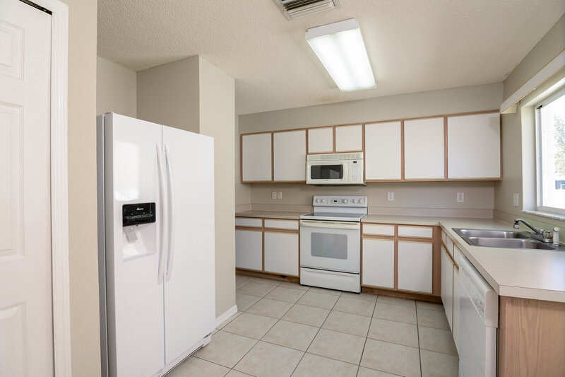 2,370/Mo, 1305 Sweet Gum Dr Brandon, FL 33511 Kitchen View 2
