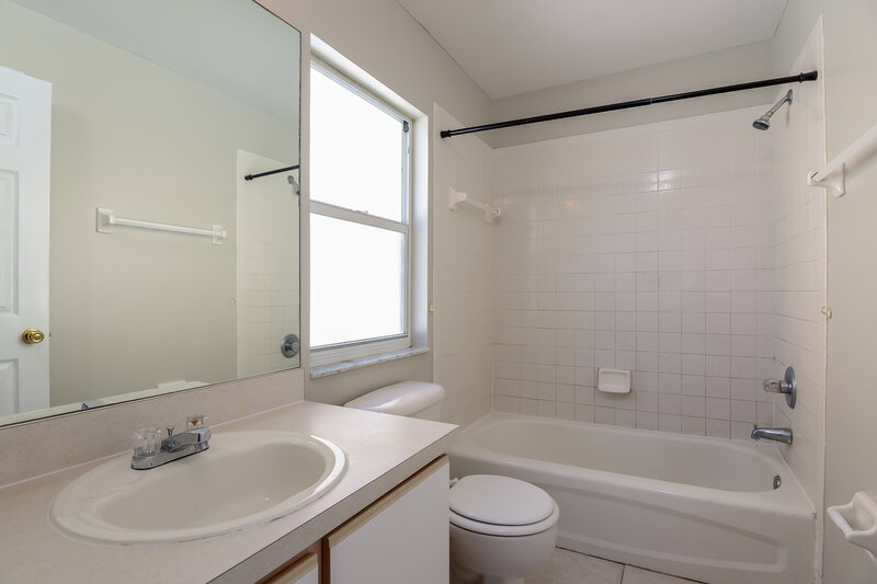 2,370/Mo, 1305 Sweet Gum Dr Brandon, FL 33511 Bathroom View