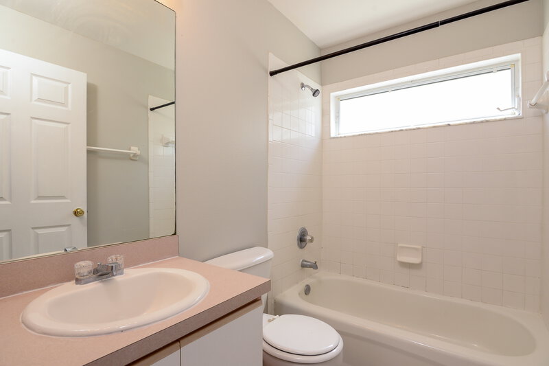 2,370/Mo, 1305 Sweet Gum Dr Brandon, FL 33511 Bathroom View 2