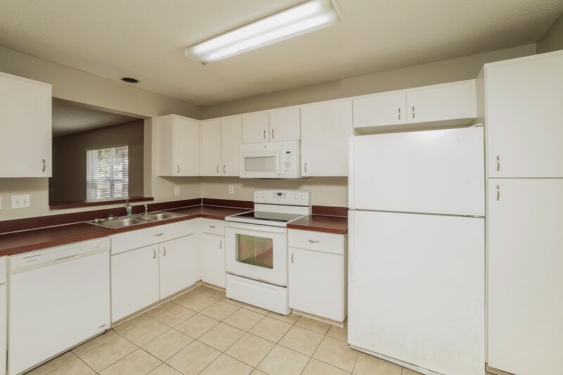 1,960/Mo, 6035 Pointe Pleasant Blvd Zephyrhills, FL 33545 Kitchen View