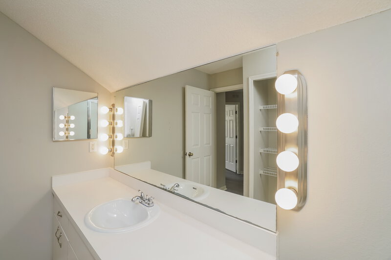 1,960/Mo, 6035 Pointe Pleasant Blvd Zephyrhills, FL 33545 Main Bathroom View