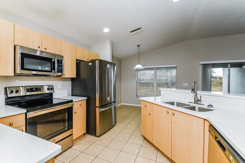 2,065/Mo, 11351 Coconut Island Dr Riverview, FL 33569 Kitchen View 2