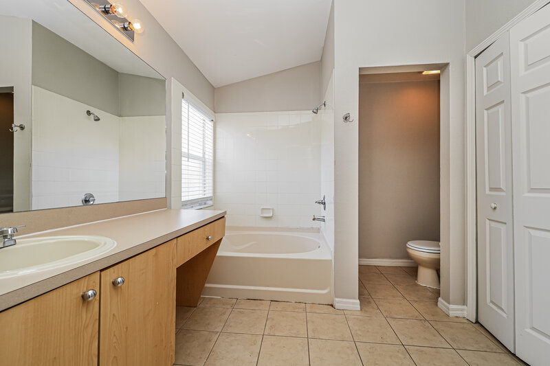 0/Mo, 11351 Coconut Island Dr Riverview, FL 33569 Main Bathroom View