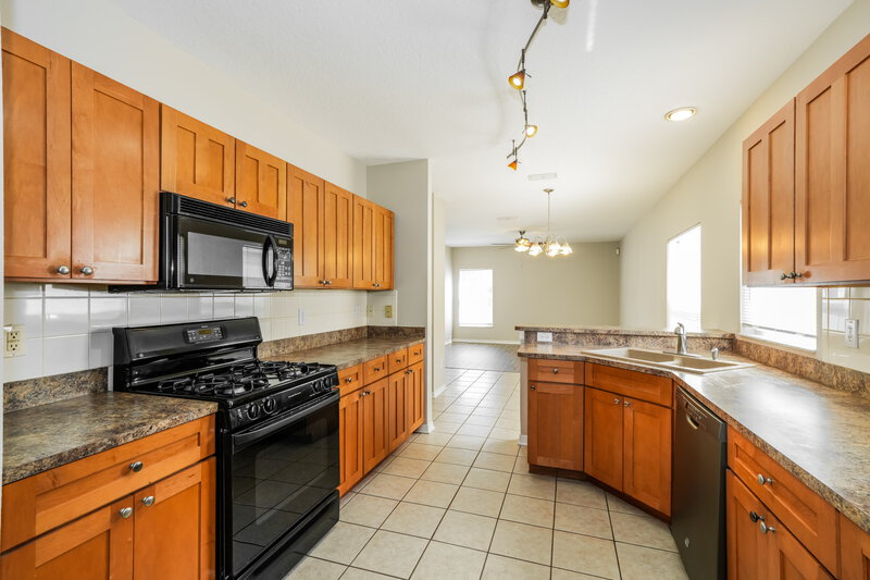 2,270/Mo, 5714 Tanagerlake Rd Lithia, FL 33547 Kitchen View 2