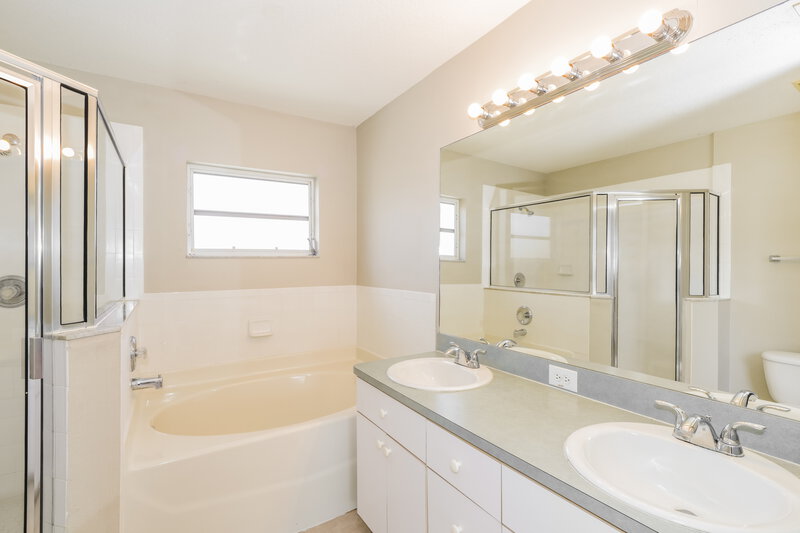 2,270/Mo, 5714 Tanagerlake Rd Lithia, FL 33547 Main Bathroom View