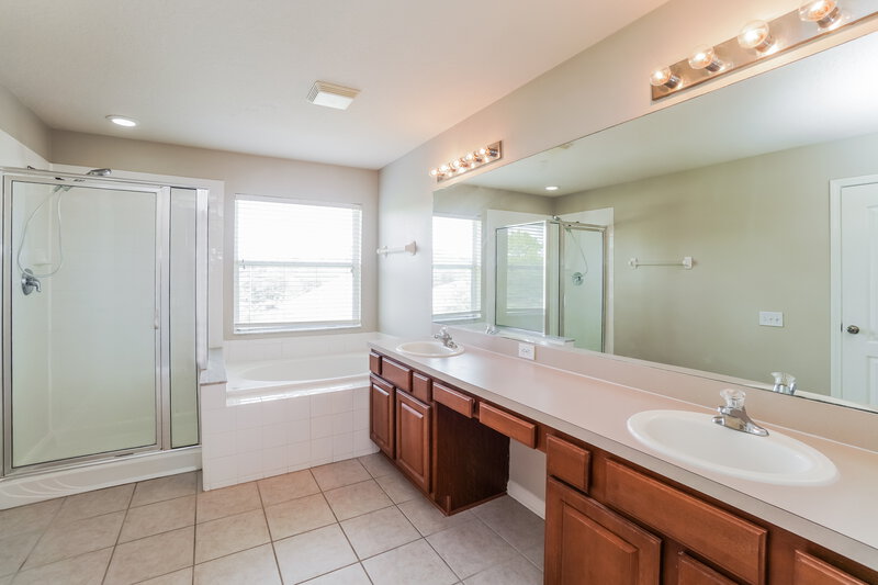 2,800/Mo, 7907 Outerbridge St Wesley Chapel, FL 33545 Main Bathroom View