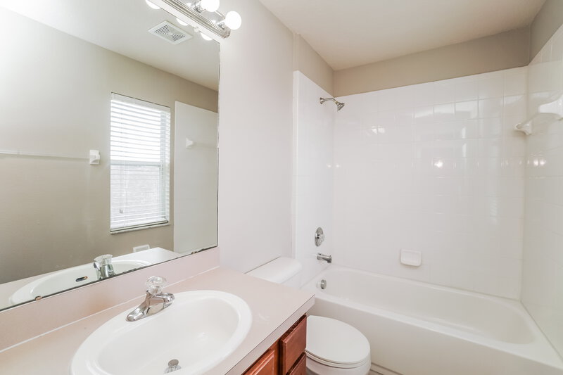 2,800/Mo, 7907 Outerbridge St Wesley Chapel, FL 33545 Bathroom View 2
