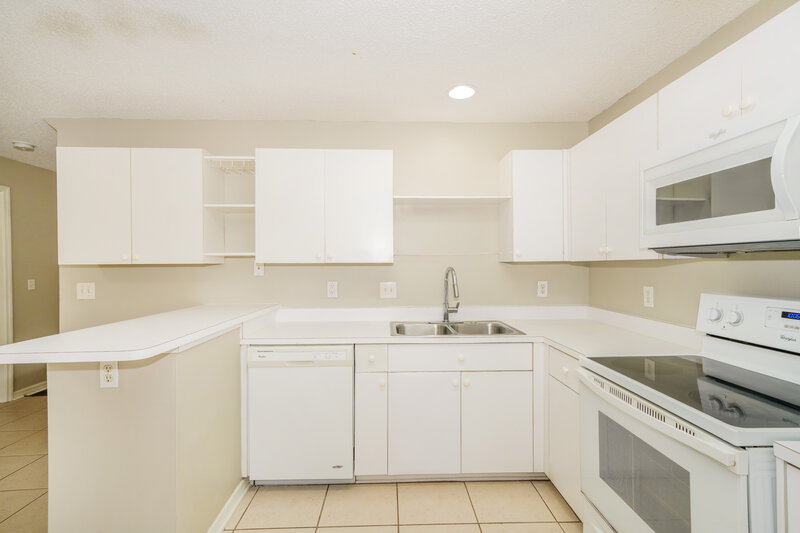 2,140/Mo, 742 Cape Cod Cir Valrico, FL 33594 Kitchen View