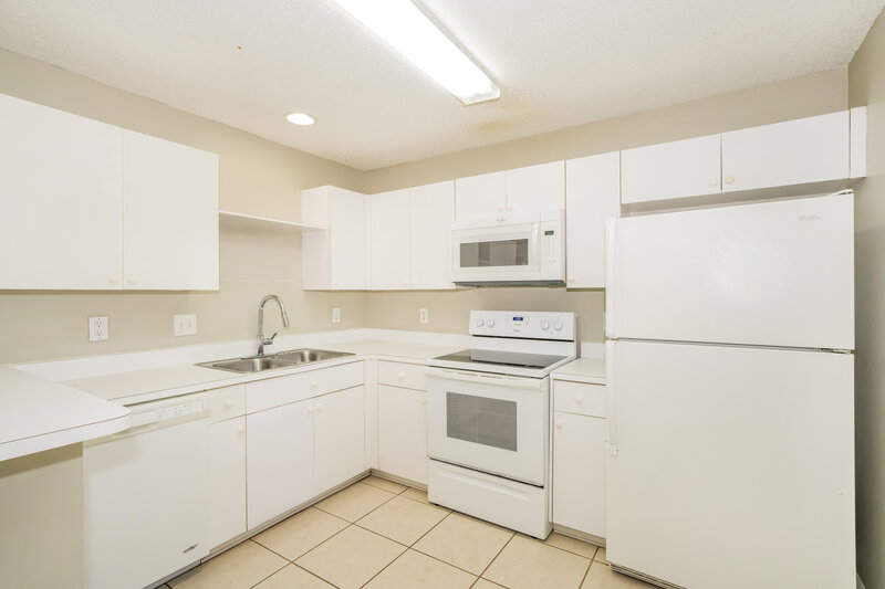 2,140/Mo, 742 Cape Cod Cir Valrico, FL 33594 Kitchen View 2
