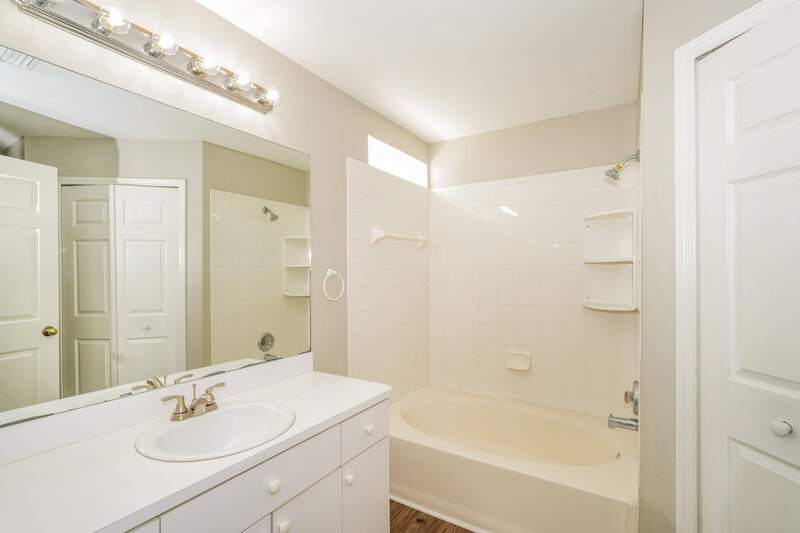 2,140/Mo, 742 Cape Cod Cir Valrico, FL 33594 Main Bathroom View
