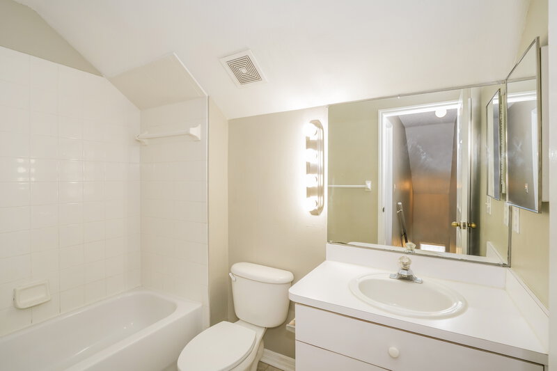 2,140/Mo, 742 Cape Cod Cir Valrico, FL 33594 Bathroom View